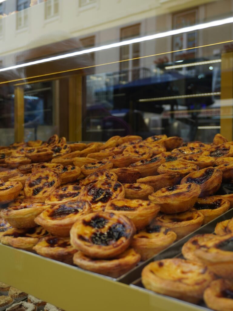 Pastel de nata pastries in a bakery window